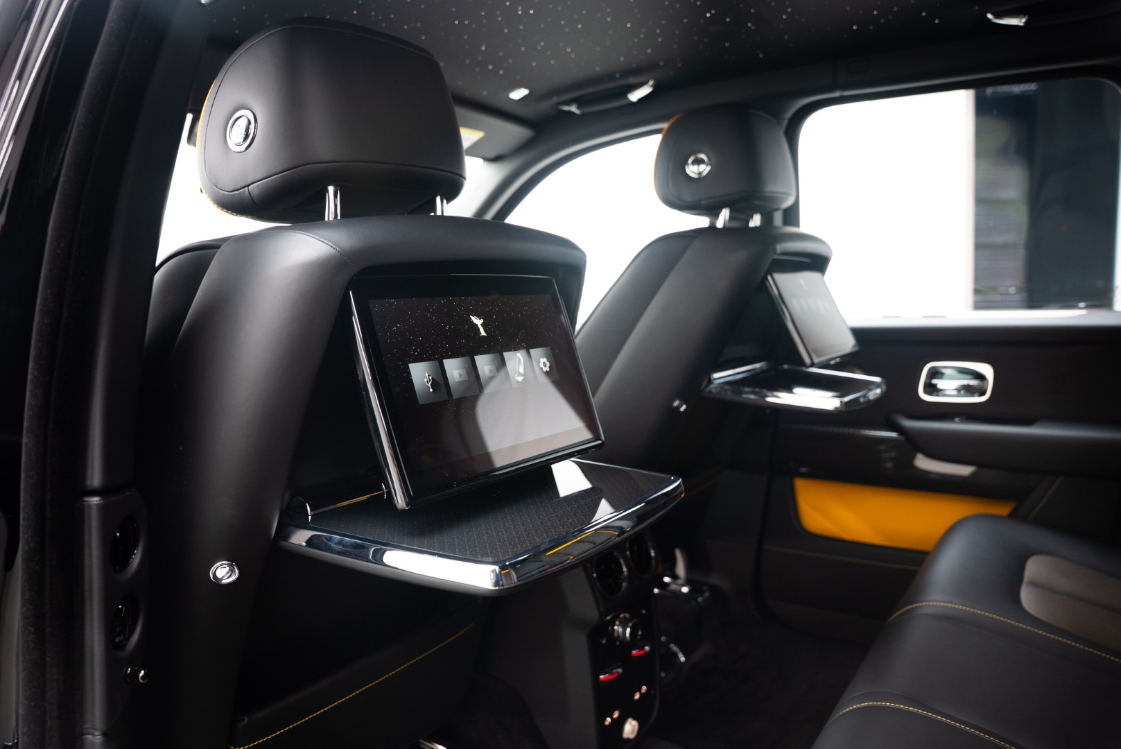 2025 GCC ROLLS ROYCE CULLINAN BLACK BADGE. PICNIC SEATS.WARRANTY AND SERVICES